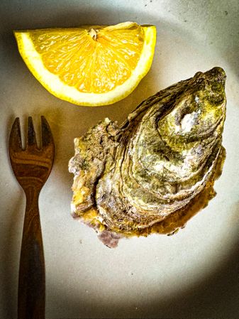 oyster and lemon slice