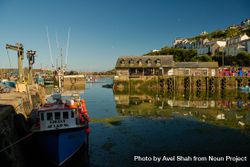 Cornwall docks with boats and houses overlooking 0vLa74