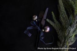 Minimal Christmas table setting with cutlery and silver ornaments 4NWZgb