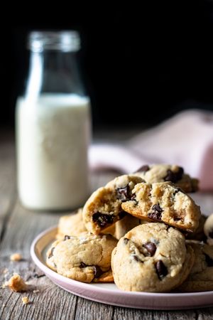 Plate with vegan cookies with chocolate chips