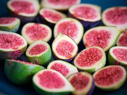 Many figs cut in halves
