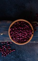 Kidney beans in bowl on wooden table