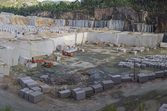Block and heavy machinery in quarry