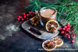 Cup of coffee or tea with fragrant Christmas spices bD7ME4