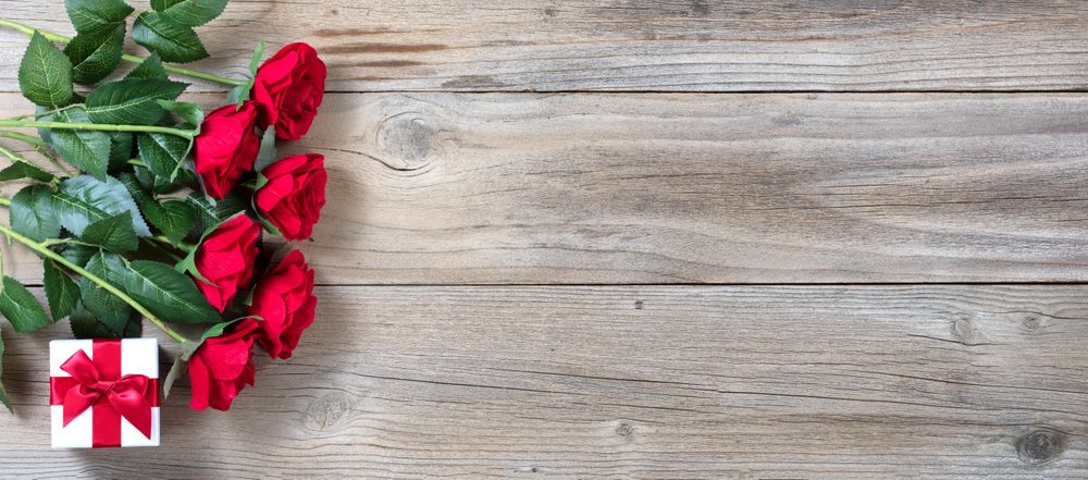 Gift box and red roses for the special holiday season