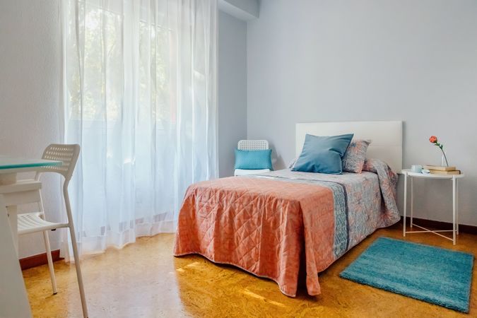 Bedroom decorated with quilt and curtains