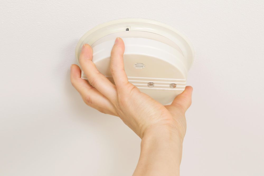 Installing home smoke Ddectector on ceiling