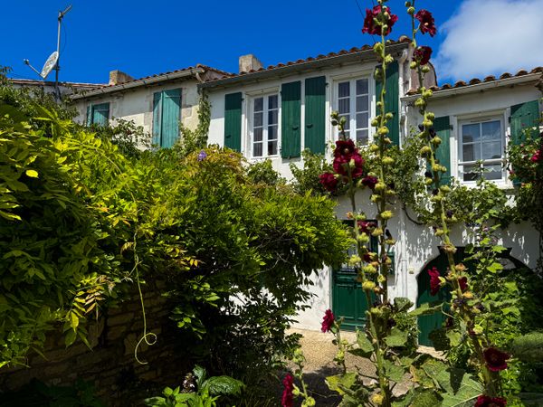Side alley on la Grande Rue, La Couarde-sur-Mer, France
