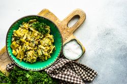 Top view of Georgian lobio dish in green bowl