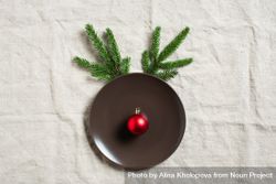 Fun table setting with pine cones and bauble making a reindeer 5ovGG0