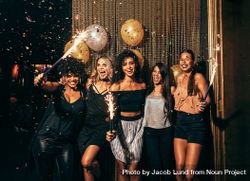 Group of young women celebrating new years eve at nightclub 5XwOk0