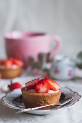 Mini custard tart on vintage dish