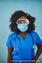 Close up of serious Black female medical professional wearing a face mask and protective eyewear 4N78gb
