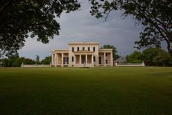 Front view of peach-colored Gaineswood Plantation in Alabama B5Qa95