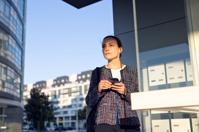 Smiling businesswoman using the cellphone