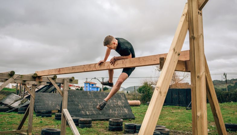Participant in a obstacle course doing irish table
