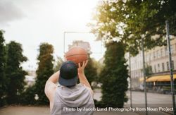 Streetball player shoots basket 5oDVXz