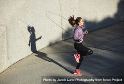 Healthy woman skipping ropes outdoors 0V6V7j