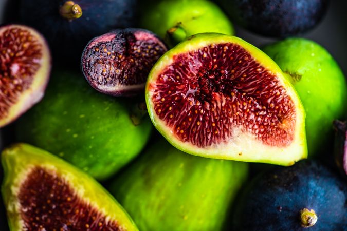 Organic figs in a bowl
