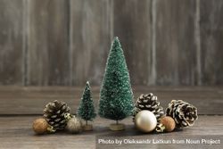 Arrangement with Christmas trees and pine cones 5QzvV4