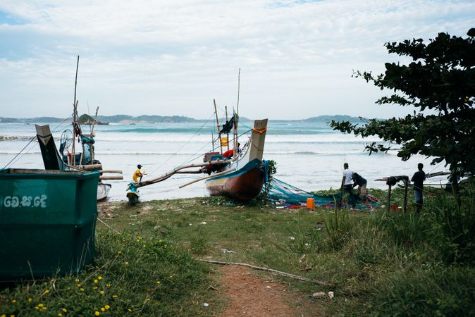 People preparing boat in Sri Lanka