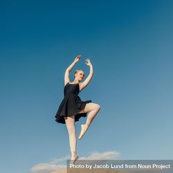 Ballet dancer in a pirouette position 56nGN5