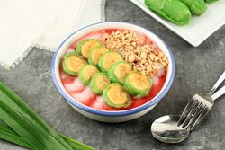 Serving of es pisang ijo, Indonesian dessert