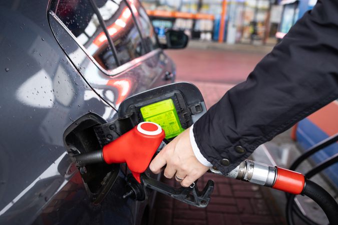 Hand Refueling Car – Oil Crisis and Green Transition