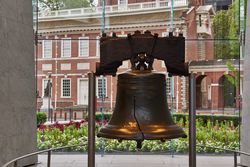 The Liberty Bell at Independence National Historical Park, Philadelphia, Pennsylvania v4ma74