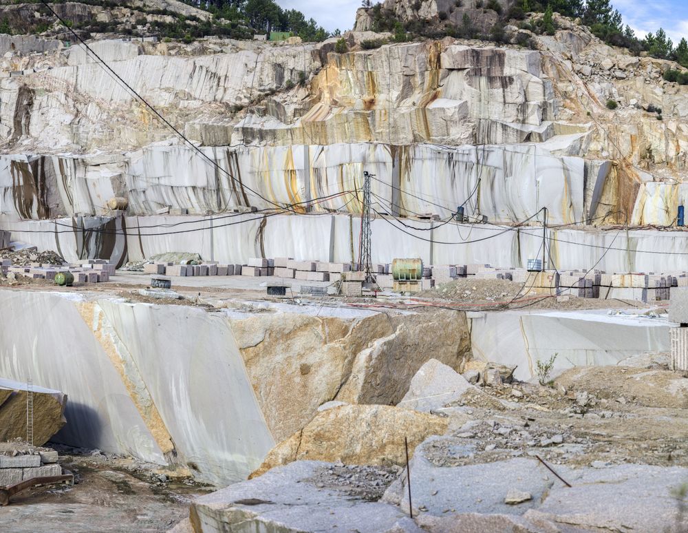 Block and heavy machinery in quarry
