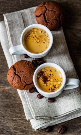 Two espressos and chocolate cookies