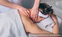 Female client receiving a relaxing shoulder massage beX8o6