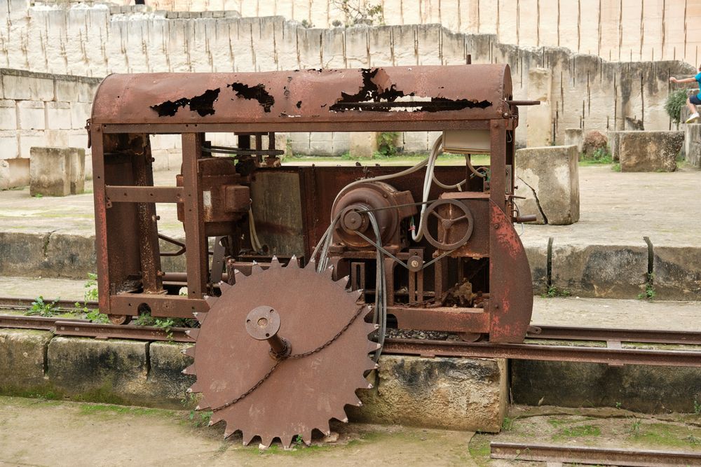 Mechanism on rails with belt from engine