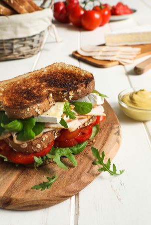 Sandwich with vegetables and cheese