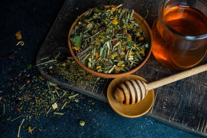 Loose leaf green tea with honey and dipper