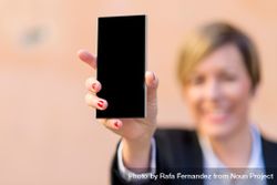 Woman showing her phone screen with selective focus 0gEpl4