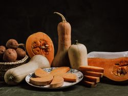 Nutmeg pumpkin slices on plate and butternut squash
