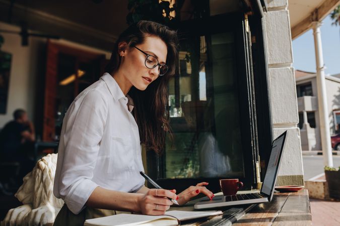 Female business professional working from a cafe
