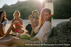 Group of friends enjoying summer holidays on the beach 0gXAZ7