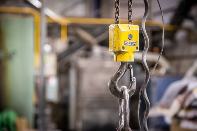 Elevator machine with steel ropes