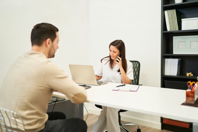 The physiotherapist calls to make an appointment to start treatment