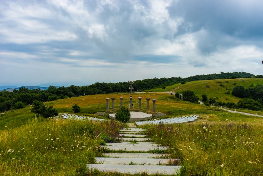 Path leading to monument commemorating Didgori battle
