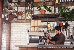 Side view shot of a male barista making a cup of coffee 5Q3KGb