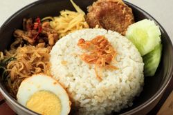 Close up of nasi uduk with fried shallots