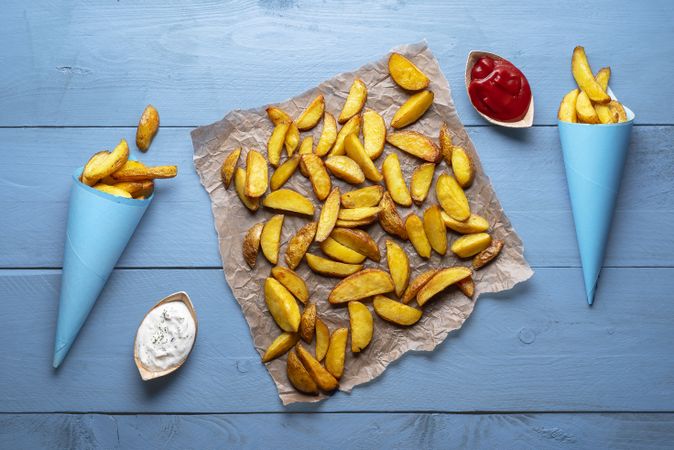 Baked potato wedges with condiments