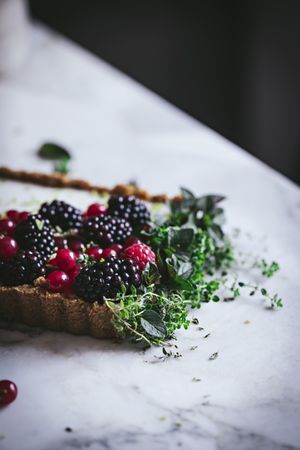 Lime pie with berries