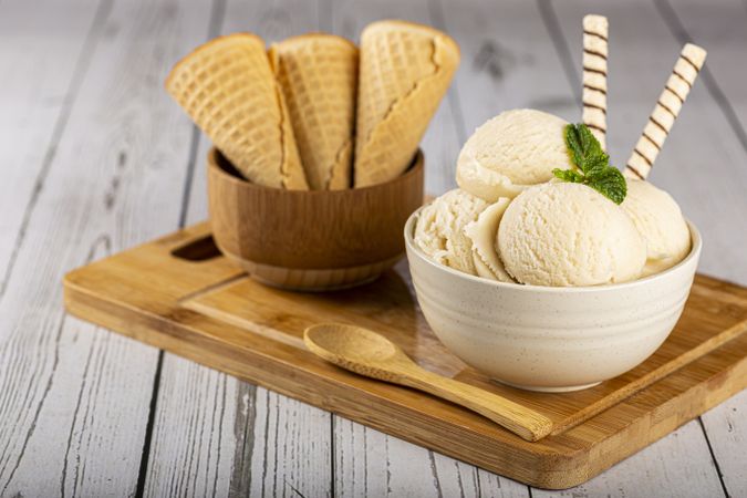 Bowl with vanilla ice cream balls.