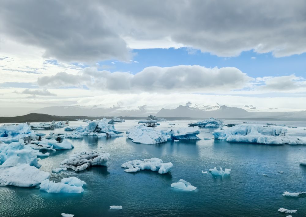 Iceland, Jokulsarlon Lagoon, Turquoise icebergs floating in Glacier Lagoon on Iceland.