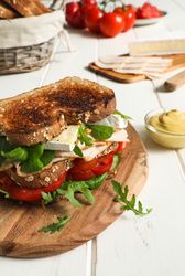 Sandwich with vegetables and cheese