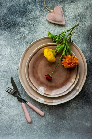 Chic table setting with heart decoration and buttercup flowers